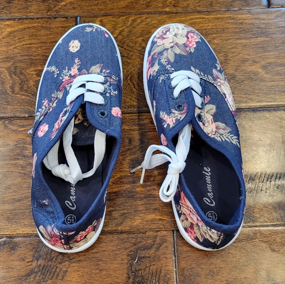 NWOT Cammie Sneakers Size 5.5